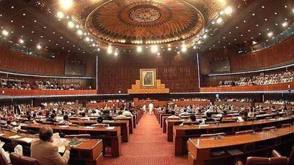 قومي اسيمبليءَ جي اجلاس ۾ پ پ ۽ ايم ڪيو ايم ميمبرن ۾ ڇڪتاڻ،هڪ ٻئي کي اُلرون
